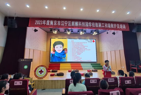 图片包含 天花板, 室内, 房间, 桌子&#xA;&#xA;描述已自动生成