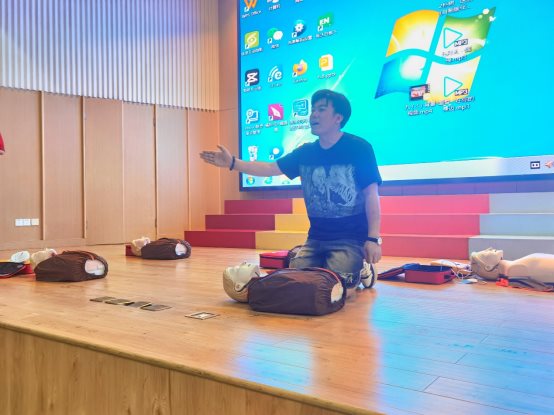 男人站在桌子上&#xA;&#xA;低可信度描述已自动生成